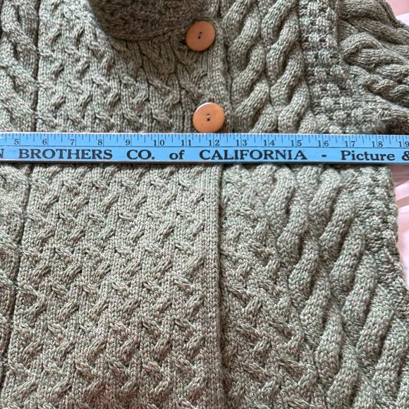 Stunning Carraig Donn Green 100% Merino Wool Cardigan Sweater Made in Ireland - Picture 5 of 6